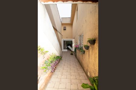 Casa à venda com 180m², 3 quartos e 4 vagasCorredor lateral / mais 1 vaga de garagem