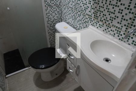 Banheiro de apartamento à venda com 2 quartos, 67m² em Parque Marabá, Taboão da Serra