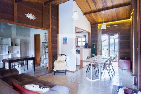 sala de casa de condomínio para alugar com 2 quartos, 140m² em Balneário Água Limpa, Nova Lima