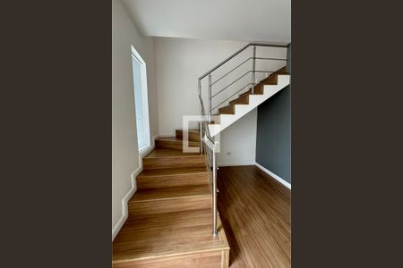 Escada de casa de condomínio à venda com 3 quartos, 245m² em Alphaville, Santana de Parnaíba
