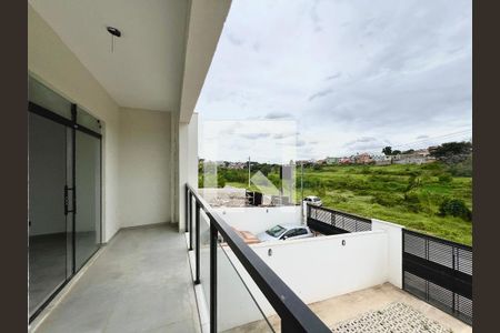 Casa à venda com 130m², 3 quartos e 2 vagas Casa à venda com 130m², 3 quartos e 2 vagasVaranda