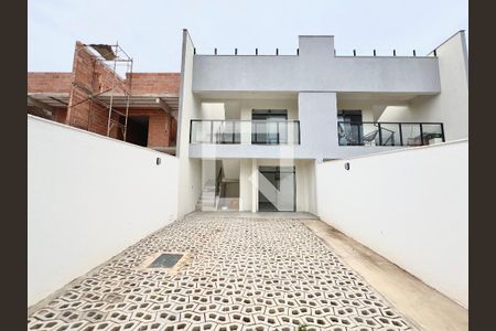 Casa à venda com 130m², 3 quartos e 2 vagas Casa à venda com 130m², 3 quartos e 2 vagasFachada