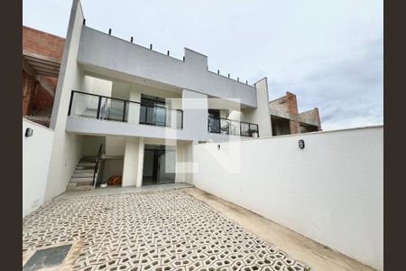 Casa à venda com 130m², 3 quartos e 2 vagas Casa à venda com 130m², 3 quartos e 2 vagasFachada