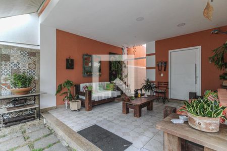 Casa de condomínio à venda com 220m², 5 quartos e 2 vagasVaranda