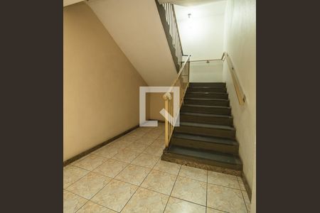 Apartamento à venda com 76m², 2 quartos e 2 vagasescadas