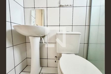 Banheiro de apartamento para alugar com 2 quartos, 45m² em Cabral, Contagem