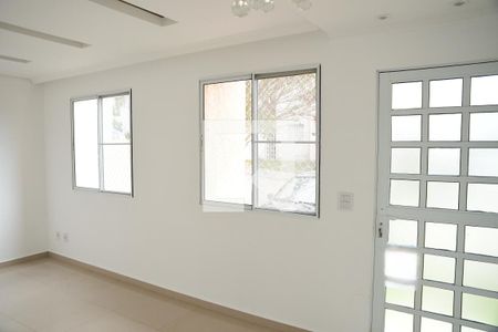 Sala de casa de condomínio para alugar com 3 quartos, 108m² em Jardim Ipes, Cotia