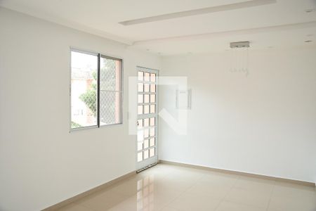 Sala de casa de condomínio para alugar com 3 quartos, 108m² em Jardim Ipes, Cotia