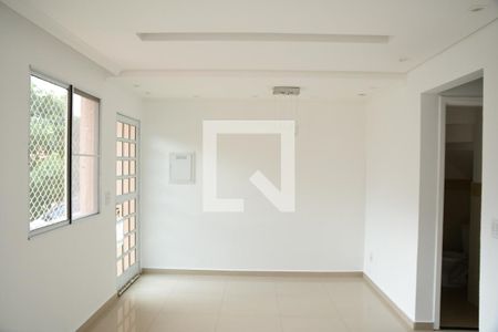 Sala de casa de condomínio para alugar com 3 quartos, 108m² em Jardim Ipes, Cotia