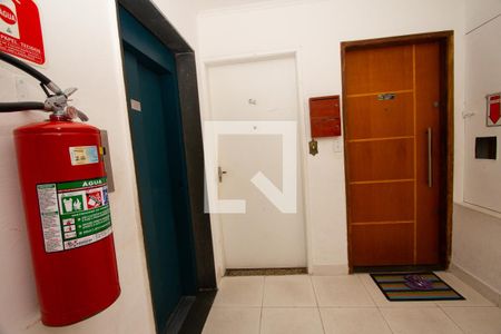 Hall de entrada de apartamento à venda com 2 quartos, 48m² em Vila Carmosina, São Paulo
