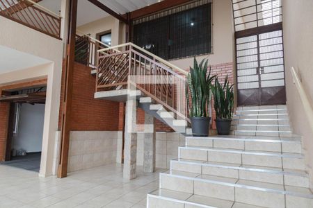 Casa à venda com 450m², 3 quartos e 8 vagas Casa à venda com 450m², 3 quartos e 8 vagasEscada Entrada Casa