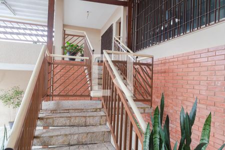 Casa à venda com 450m², 3 quartos e 8 vagas Casa à venda com 450m², 3 quartos e 8 vagasEscada Entrada Casa