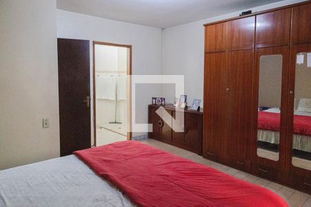 Casa à venda com 450m², 3 quartos e 8 vagas Casa à venda com 450m², 3 quartos e 8 vagasQuarto Suíte