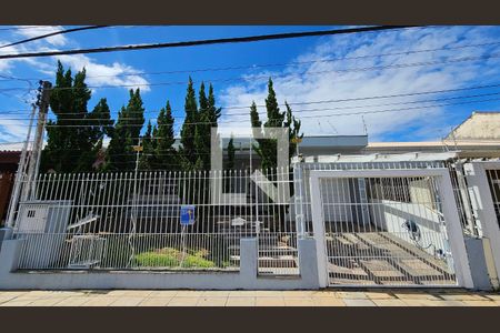 Casa à venda com 220m², 4 quartos e 2 vagas Casa à venda com 220m², 4 quartos e 2 vagasFachada