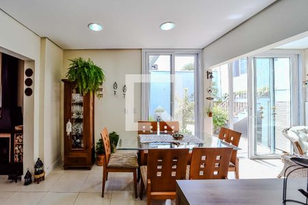 Casa à venda com 220m², 4 quartos e 2 vagas Casa à venda com 220m², 4 quartos e 2 vagasCozinha