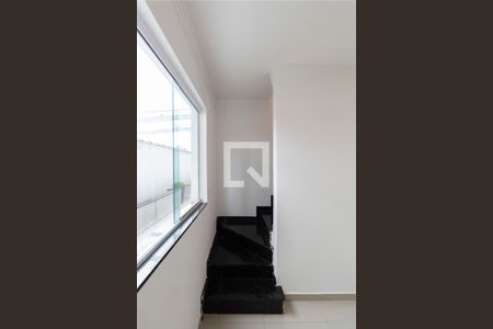 Escada de casa de condomínio para alugar com 2 quartos, 80m² em Itaquera, São Paulo