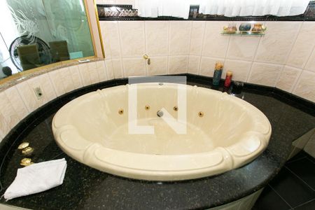 Casa à venda com 1000m², 5 quartos e 8 vagasBanheiro da Suíte 4