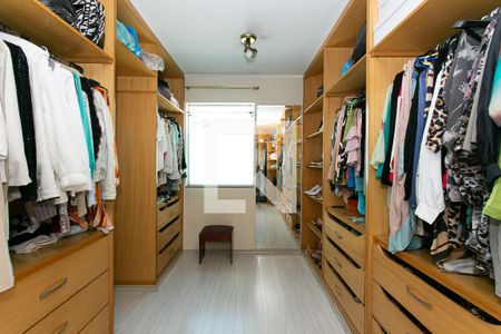 Casa à venda com 1000m², 5 quartos e 8 vagasCloset da Suíte 4