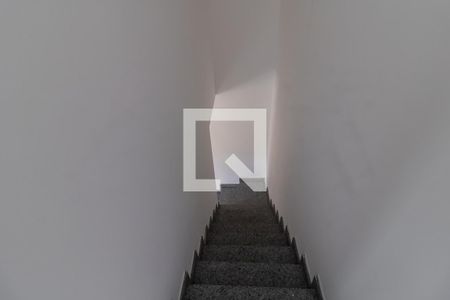 Casa para alugar com 150m², 2 quartos e 2 vagasEscada