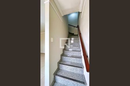 Escada de casa para alugar com 3 quartos, 206m² em Jardim Palmira, Guarulhos