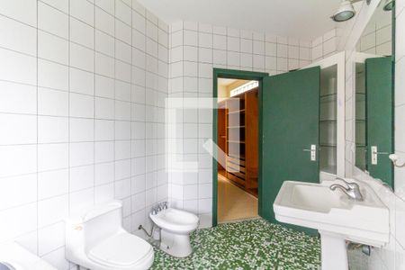 Casa à venda com 430m², 4 quartos e 4 vagasBanheiro da Suíte 1