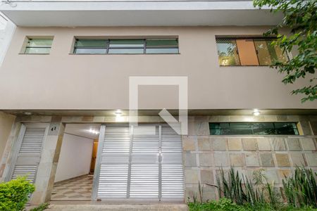 Casa para alugar com 299m², 3 quartos e 8 vagasFachada