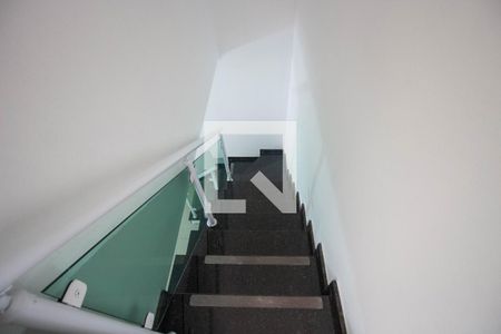 Escada de casa para alugar com 2 quartos, 60m² em Vila Giordano, São Paulo
