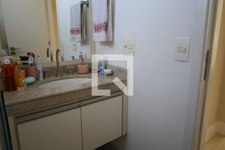 Apartamento à venda com 104m², 2 quartos e 2 vagasBanheiro do corredor