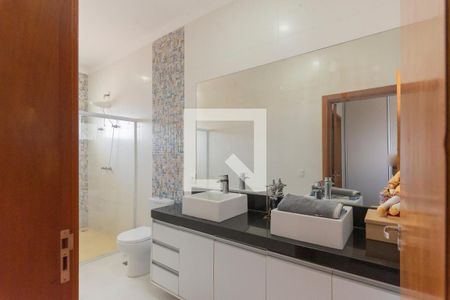 Casa à venda com 320m², 4 quartos e 2 vagas Casa à venda com 320m², 4 quartos e 2 vagasBanheiro da Suíte 1