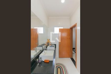 Casa à venda com 320m², 4 quartos e 2 vagas Casa à venda com 320m², 4 quartos e 2 vagasBanheiro da Suíte 1