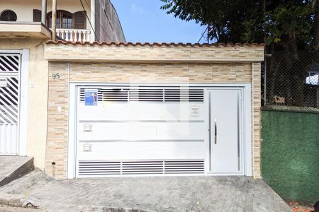 Casa à venda com 200m², 3 quartos e 2 vagas Casa à venda com 200m², 3 quartos e 2 vagasFachada