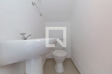 Lavabo de casa de condomínio para alugar com 2 quartos, 65m² em Vila Pierina, São Paulo