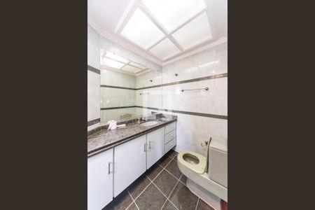 Apartamento para alugar com 182m², 3 quartos e 3 vagasBanheiro do Quarto 2