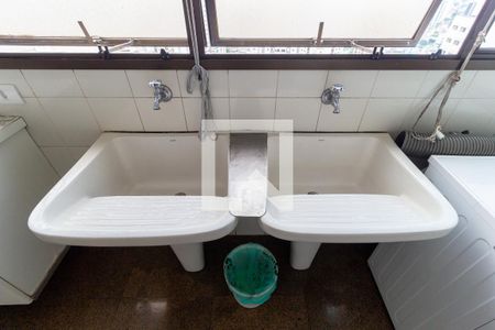 Apartamento à venda com 340m², 5 quartos e 4 vagas Apartamento à venda com 340m², 5 quartos e 4 vagasDetalhe - Área de Serviço