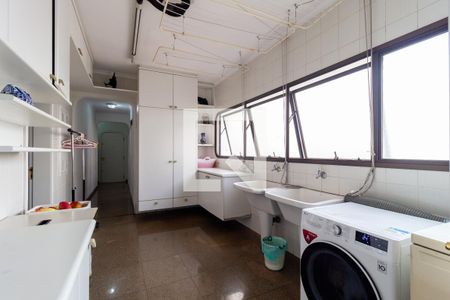 Apartamento à venda com 340m², 5 quartos e 4 vagas Apartamento à venda com 340m², 5 quartos e 4 vagasÁrea de Serviço