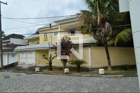 Casa de condomínio à venda com 189m², 3 quartos e 1 vagaFachada