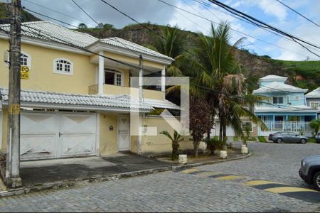 Casa de condomínio à venda com 189m², 3 quartos e 1 vagaFachada
