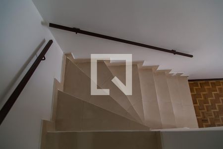 Casa à venda com 158m², 3 quartos e 2 vagasCorredor - Escada