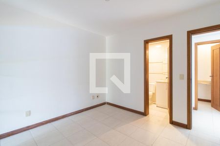 Sala de casa de condomínio à venda com 3 quartos, 180m² em Hípica, Porto Alegre