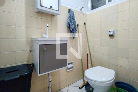 Banheiro de kitnet/studio para alugar com 1 quarto, 38m² em Vila Tupi, Praia Grande