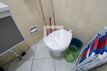 Banheiro de kitnet/studio para alugar com 1 quarto, 38m² em Vila Tupi, Praia Grande
