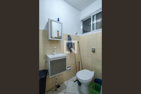 Banheiro de kitnet/studio para alugar com 1 quarto, 38m² em Vila Tupi, Praia Grande