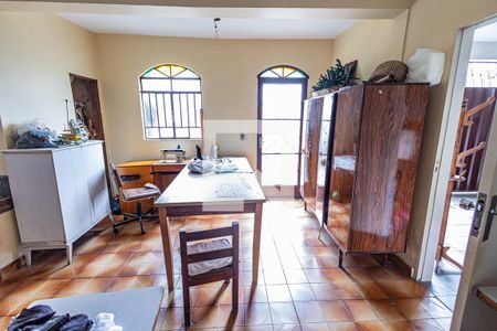 Casa à venda com 437m², 5 quartos e 2 vagasSotão