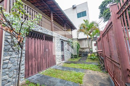 Casa à venda com 437m², 5 quartos e 2 vagasJardim / fachada