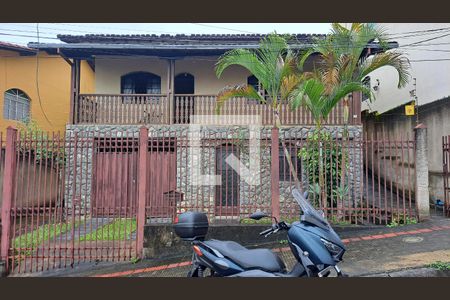 Casa à venda com 437m², 5 quartos e 2 vagas Casa à venda com 437m², 5 quartos e 2 vagasFachada