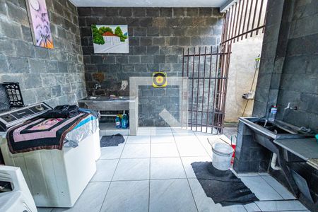 Casa à venda com 437m², 5 quartos e 2 vagasÁrea de serviço e churrasqueira