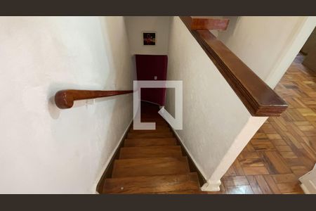 Casa à venda com 160m², 4 quartos e 2 vagasEscada