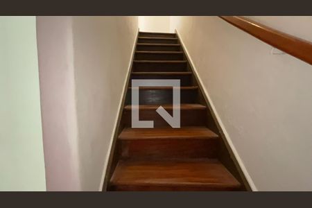 Casa à venda com 160m², 4 quartos e 2 vagasEscada