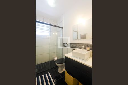 Banheiro de apartamento para alugar com 1 quarto, 55m² em São João, Porto Alegre