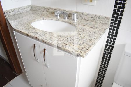 Banheiro da suíte de casa de condomínio para alugar com 3 quartos, 150m² em Santa Felicidade, Curitiba